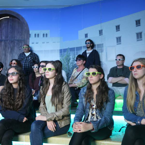 طلاب من مدرسة ميلكن الثانوية في لوس أنجلوس
