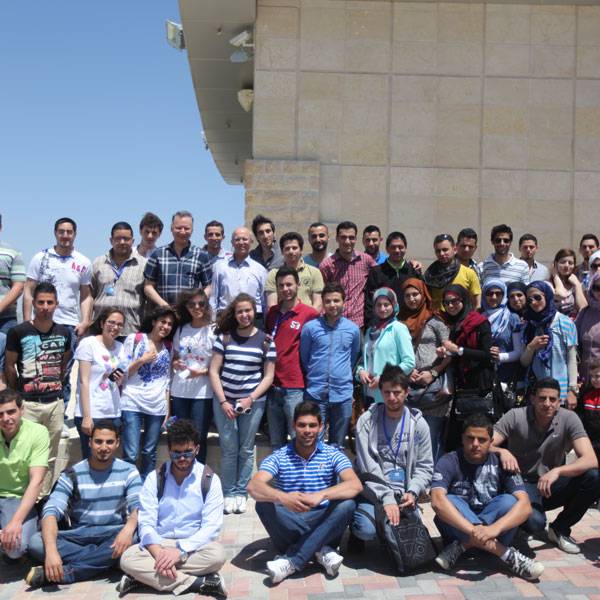 طلاب من خلال الجمعية الأمريكية للمهندسين المدنيين في جامعة النجاح
