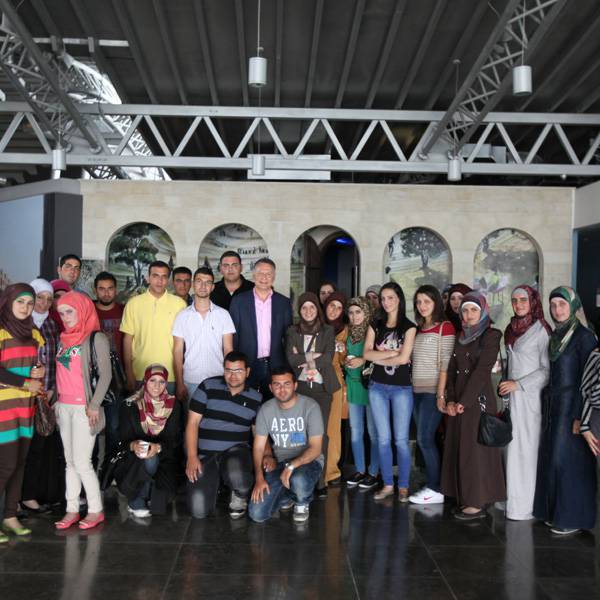 طلاب من كلية الإدارة العامة من جامعة بيرزيت
