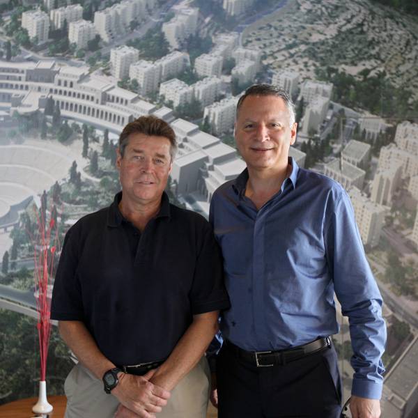 جورج دوجلاس, رئيس للاستثمارات - شركة ادارة الاستثمارات في بيفرلي هيلز
