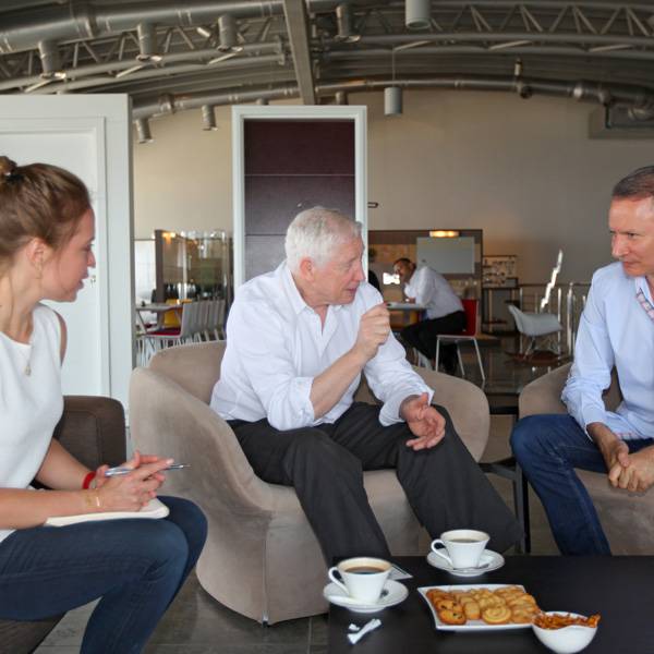 كينغسلي ايكنز، خبير قي شوؤن الشتات
