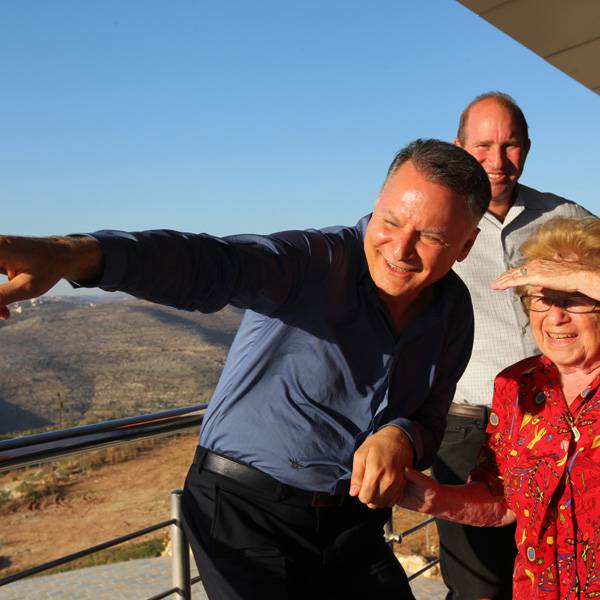 د. روث ويسثيمير, طبيبة نفسية
