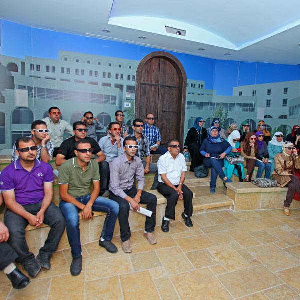 طلاب ماجستير من دائرة الجغرافيا من جامعة النجاح
