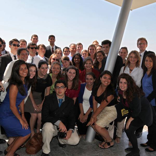 طلاب من مختلف الجامعات في ولاية كاليفورنيا عن طريق مبادرة شجرة الزيتون
