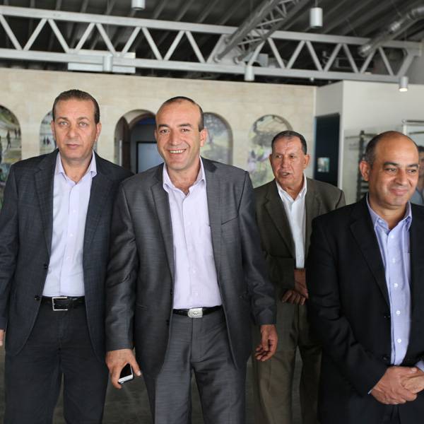 صلاح بدر وغسان صافي من وزارة الشؤون المدنية ويوسف سحويل ، رئيس بلدية عبوين
