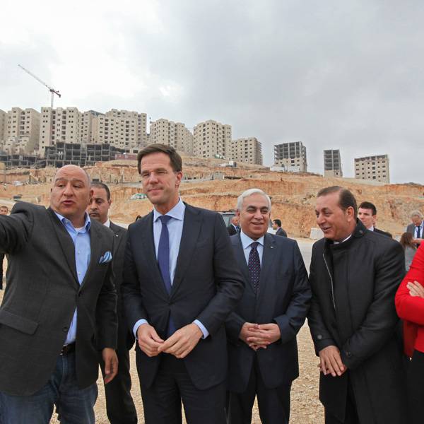 مارك روت، رئيس وزراء هولندا ومحمد أبو رمضان، وزير التخطيط الفلسطيني وبريجيتا تازيلار، ممثلة هولندا لدى السلطة الوطنية
