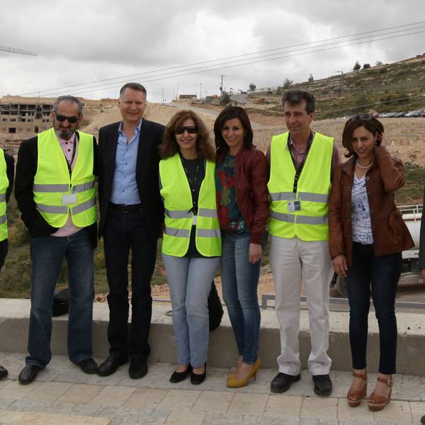 مجموعة فنانين من الأردن: نبيل شوملي, زهير نوباني, نادرة عمران, رياض سيف, و احمد قواريق
