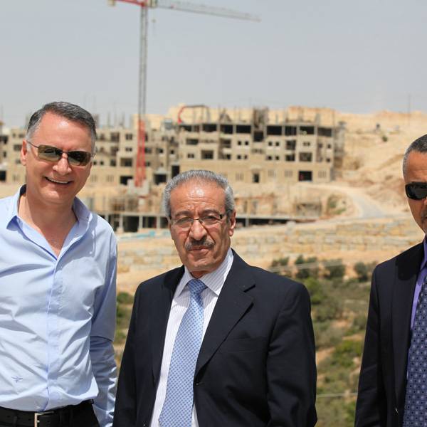 عضو اللجنة التنفيذية لمنظمة التحرير الفلسطينية تيسير خالد, و القائم باعمال مدير المكتب الوطني د. حسن ايوب
