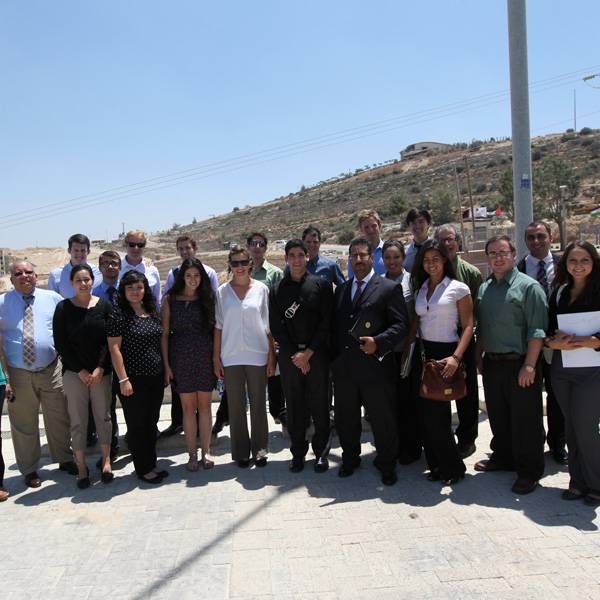 طلاب وأعضاء هيئة تدريسية من جامعة كاليفورنيا و جامعة ستانفورد وجامعة سانت دييغو
