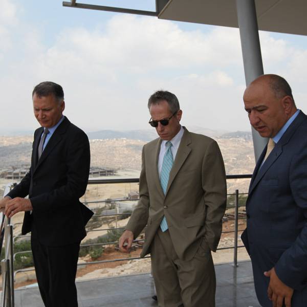 مايكل الان راتني, القنصل العام الامريكي
