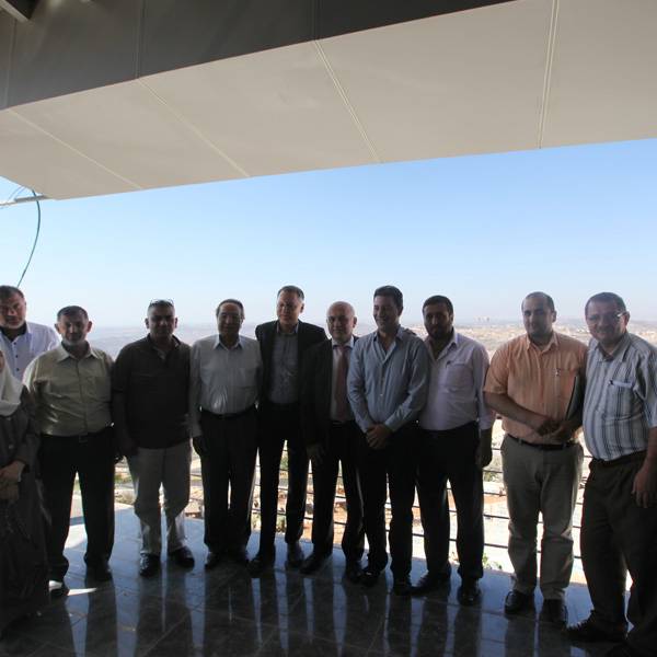 عدلي يعيش رئيس بلدية نابلس، وعمر هاشم رئيس الغرفة التجارية,و وفد من اعضاء المجلس البلدي
