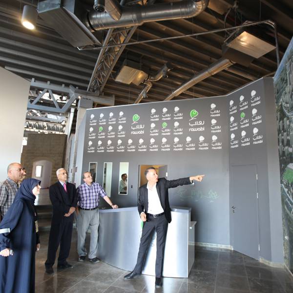 حسن صالح، رئيس بلدية أريحا و وفد من اعضاء المجلس البلدي و رجال الاعمال
