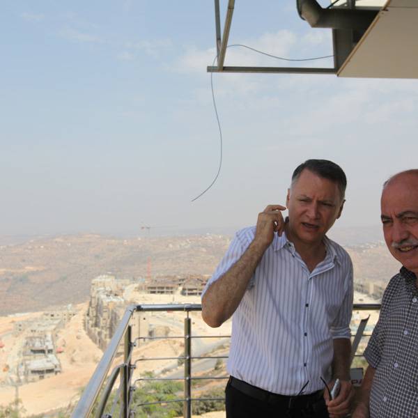 خليل تفكجي, ممثل الإئتلاف الأهلي للدفاع عن حقوق الفلسطينيين ومدير دائرة الخرائط في جمعية الدراسات العربية في القدس
