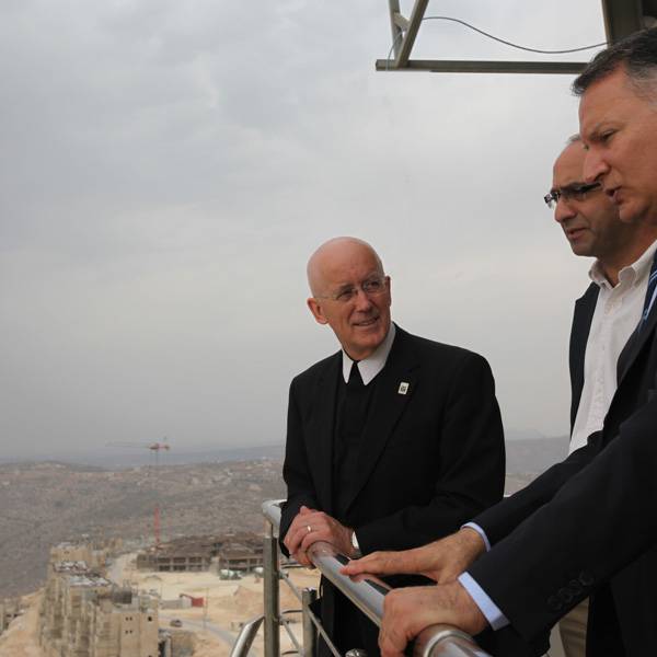 الأخ بيتر براي، نائب الرئيس الاعلى لجامعة بيت لحم و يوئيل انسطاس، نائب الرئيس للشؤون المالية والإدارية
