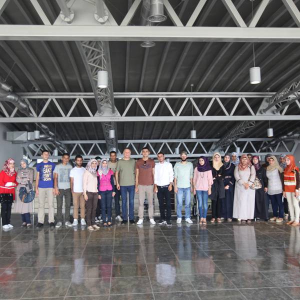 طلاب و طالبات من جامعات فلسطينية مختلفة
