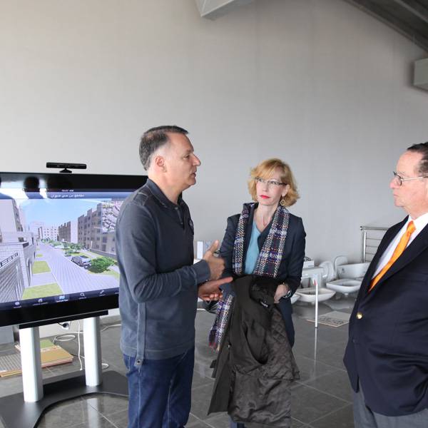 ستانلي جولد, الرئيس و المديرالتنفيذي في شامروك القابضة و فيليس فردسون، الرئيسة التنفيذية في ميديا ​​لاين
