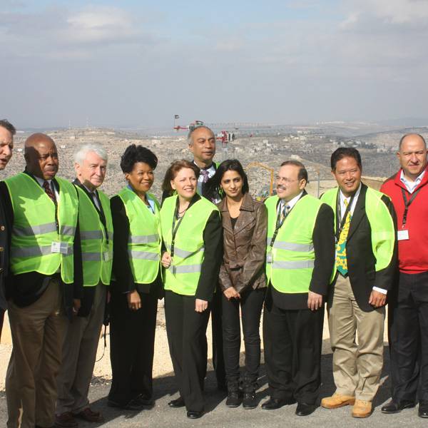 وفد من أعضاء مجلس الشيوخ الأمريكي من كلا الحزبين وموظفين حكوميين رسميين
