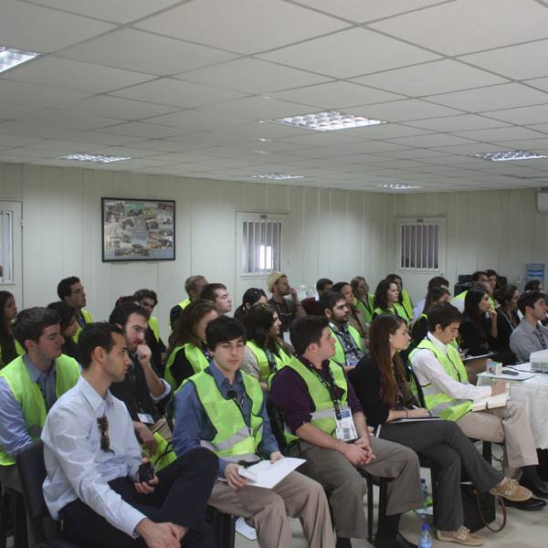 طلاب من جامعات امريكية مختلفة
