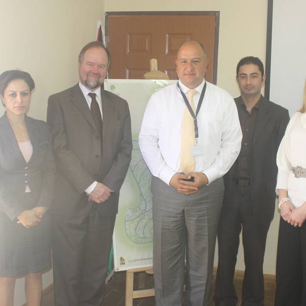 القنصل البريطاني العام السير فنسنت فين
