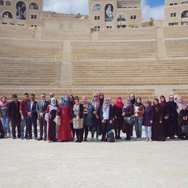 رواد الأعمال من منظمة الشباب الغد