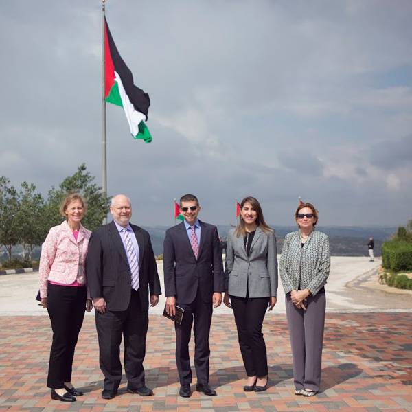 مايك هانكي، نائب القنصل  الأمريكي العام، جيمس تيرنر، مستشار اقتصادي في وزارة الخارجية الاملايكية، مونيكا شتاين أولسون ، مديرة البعثة ،و كورتني تشب، رئيس قسم شؤون موظفي الخدمة الخارجية، الوكالة الأمريكية للتنمية الدولية