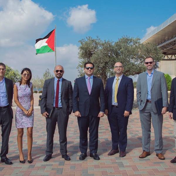 آبي غولدشميت، المدير الإداري، أوبيك، سام روتنبرغ، نائب رئيس القسم الاقتصادي في وزارة الخارجية الأمريكية، مايكل بوفن، موظف اقتصادي، وزارة الخارجية الأمريكية، ماثيو هاتشرسون، مكتب النمو الاقتصادي والبنية التحتية، الوكالة الأمريكية للتنمية الدولية، توم آوتلو، مستشار الشراكة بين القطاعين العام والخاص، الوكالة الأمريكية للتنمية الدولية.