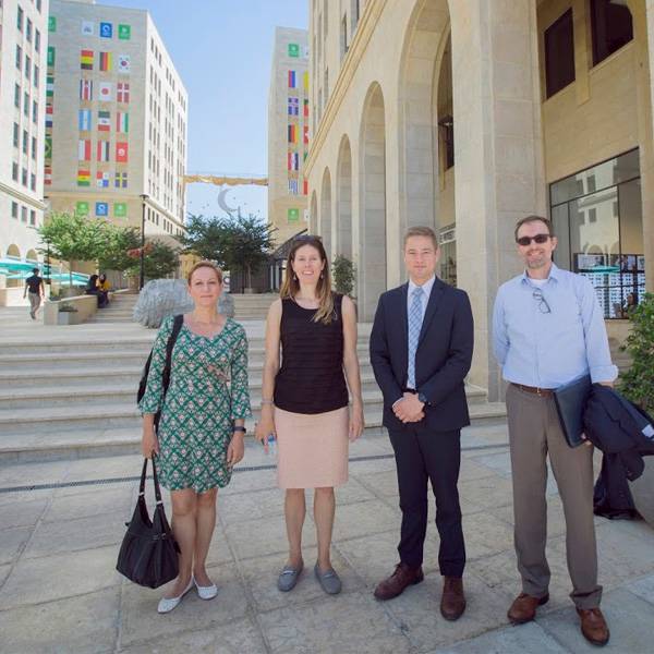 أليكسيس بولوفينا، خبير اقتصادي في الخدمات الخارجية، وكالة التنمية الدولية، مايكل بوفن، موظف اقتصادي، القنصلية الأمريكية، ماثيو هاتشرسون، مكتب النمو الاقتصادي والبنية التحتية، وكالة التنمية الدولية، بول أوليفر، خبير اقتصادي، وكالة التنمية الدولية وآخرون