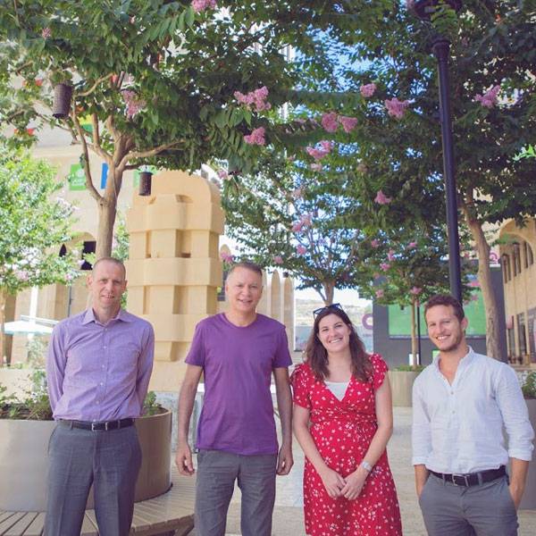 بيتر ووناكوت، رئيس المكتب، وول ستريت جورنال في الشرق الأوسط وشمال أفريقيا اخرون