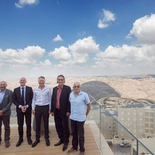 السيد جوليان ثوني، ممثل دولة سويسرا، جيري مولر، رئيس مؤسسة سويسرا فلسطين، بيرنهارد روستالر، الشريك الإداري، أكاسا، رون غانزفريد، مهندس بيانات، سويسكوم - سويسرا