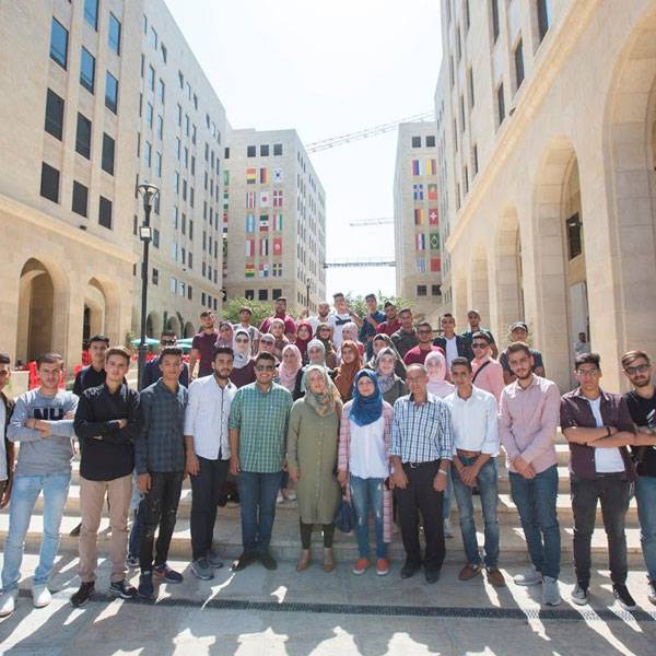 طلاب خريجين معماريين من جامعة بوليتكنك فلسطين