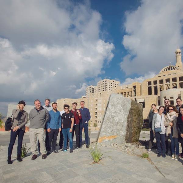 وفد من كبار القادة من مجموعة "كوفرا"، وعائلة برينينكميجير 