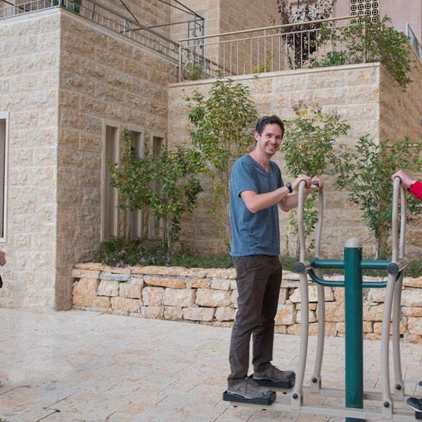 برين ججيلليسبي، رجل أعمال، رئيس شركة استشارات استثمار، سونيا رايكس سميث، رئيسة مؤسسة برومي ميسسقوي للشباب – كندا