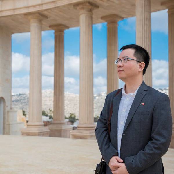 يي جو، ماجستير في الإدارة العامة من كلية "كينيدي" في جامعة هارفارد للدراسات الحكومية – الولايات المتحدة الأمريكية