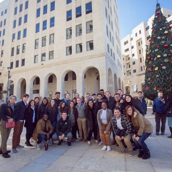 طلبة من جامعات مختلفة – المملكة المتحدة