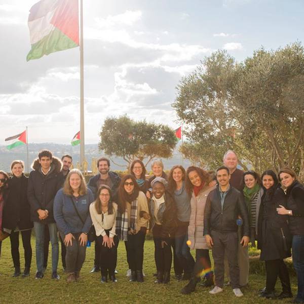 طلاب من كلية كينيدي في جامعة هارفارد - الولايات المتحدة الأمريكية