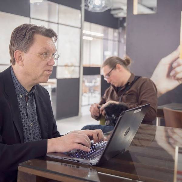 فيسا سيرين، صحفي، ميكا رانتا، مصور من صحيفة هيلسينجين سانومات - فنلندا