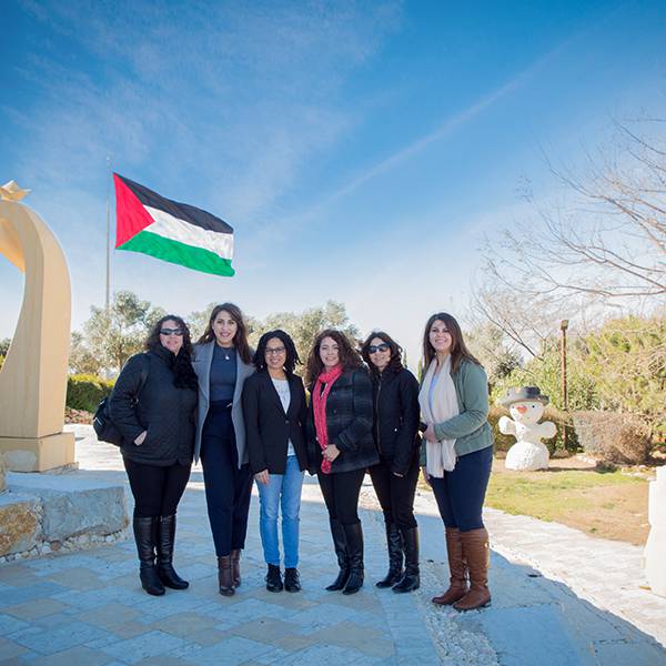 أرييل فاغن، ملحق الشؤون الثقافية، ماري زيت، مساعدة البرامج، فيفيان زامبيل، أخصائية الشؤون الثقافية، سيلفيا عامر، مساعدة برنامج، القنصلية الأمريكية – القدس.