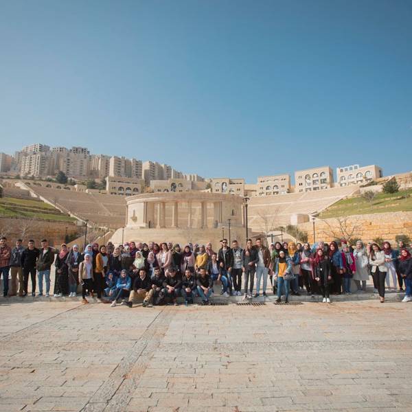 طلاب من كلية إنعاش الأسرة