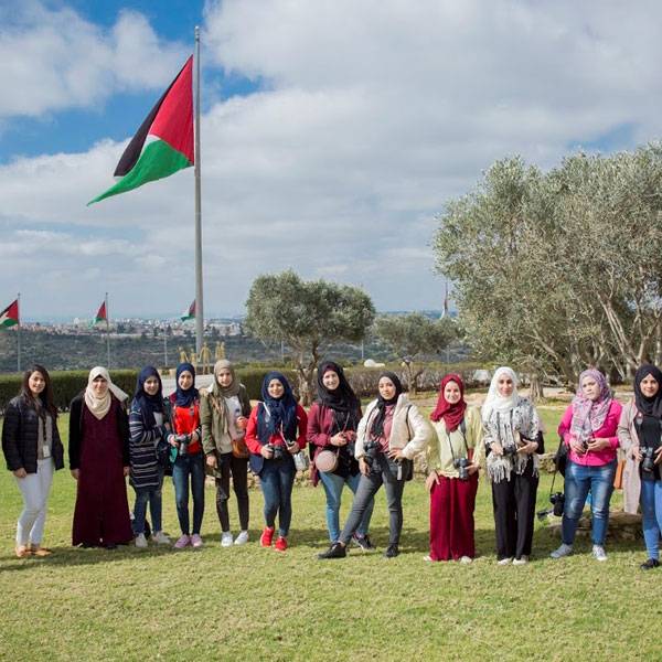 طلاب التصوير من كلية الطيرة