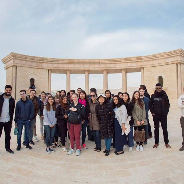 طلاب من كلية سلون للإدارة "معهد ماساتشوستس للتكنولوجيا"، جامعة شيكاغو - الولايات المتحدة الأمريكية