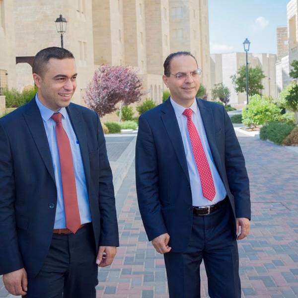 سميح صبيح، المدير العام، ثائرعنبوسي، مدير أول خدمة العملاء، بنك الاستثمار الفلسطيني