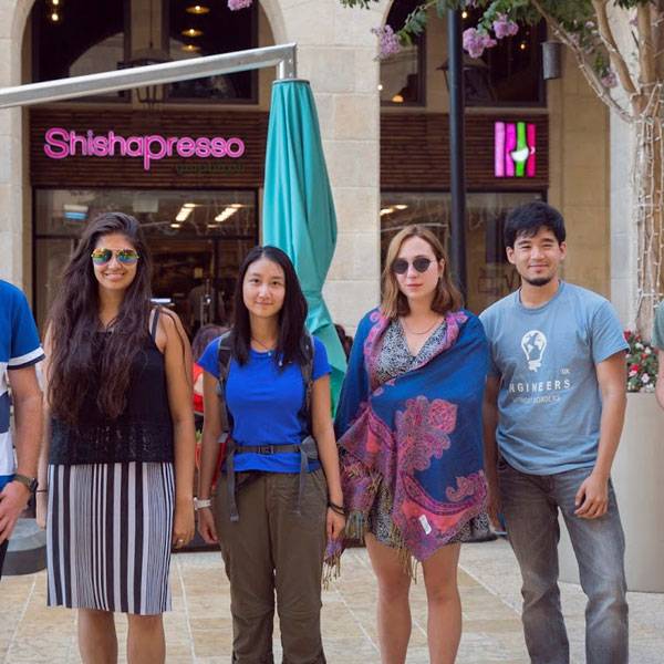 طلاب من كلية لندن للاقتصاد وجامعة كامبريدج - لندن