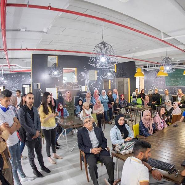 طلاب كلية تكنلوجيا المعلومات من الجامعة الاهلية – بيت لحم 