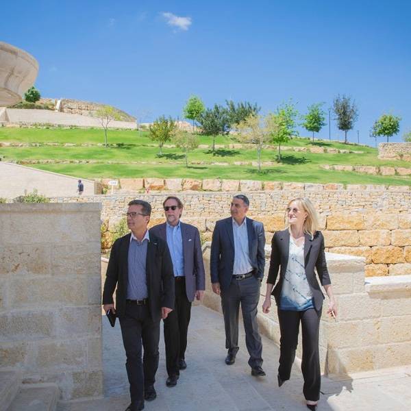 جيمس بومجارد، الرئيس والمدير التنفيذي، هيلي ويكي، نائب الرئيس الأول والمستشار العام، سعيد أبو حجلة، المدير الإقليمي لمؤسسة دبي للإعلام، مازن أسد، قائد فريق، مشروع التمويل للوظائف