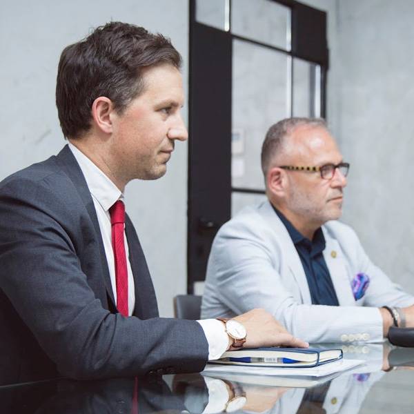 ستيفن ليس، نائب الرئيس للبحوث والابتكار، جامعة ريرسون، إيان أندرسون، رئيس القسم السياسي، الممثلية الكندية