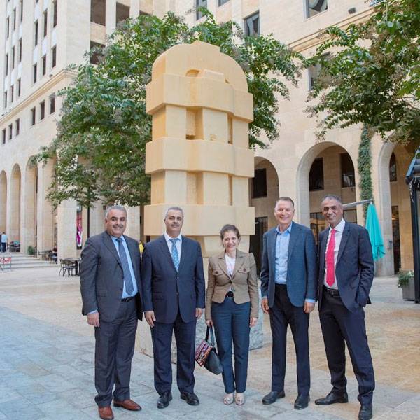 رندة الصادق، نائب الرئيس التنفيذي، جمال حوراني، المدير الإقليمي في فلسطين، أشرف ياسين، مدير الشركات، مروان صقر، مدير خدمات التجزئة، البنك العربي - الأردن
