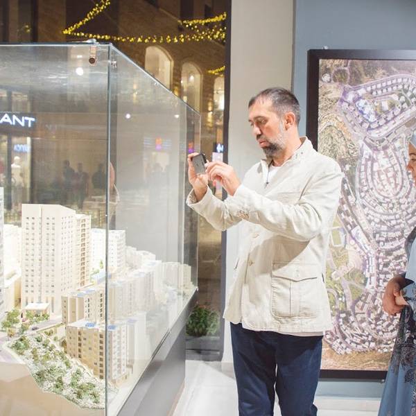 رسلان جوربانوف، مستشار المجلس الرئاسي الروسي للقوميات وزوجته - روسيا