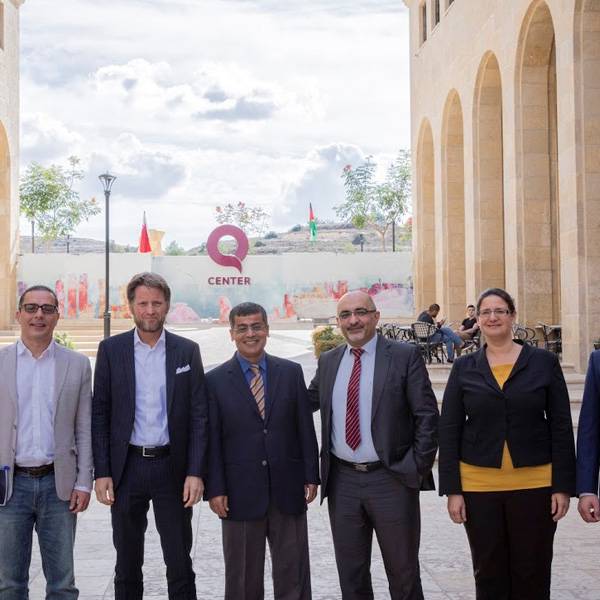 الأمير الهولندي بيتر كريستيان، رئيس مجلس الإدارة والمؤسس، أوزيل زوتانغ، عضو مجلس إدارة، عمر ناجشباند، مدير مبيعات وتسويق البرنامج، برمجة مستقبلهم، أمجد قصاص، مستشار، بي تي أف - هولندا