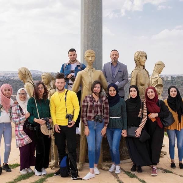 طلاب التصوير الفوتوغرافي من كلية الطيرة