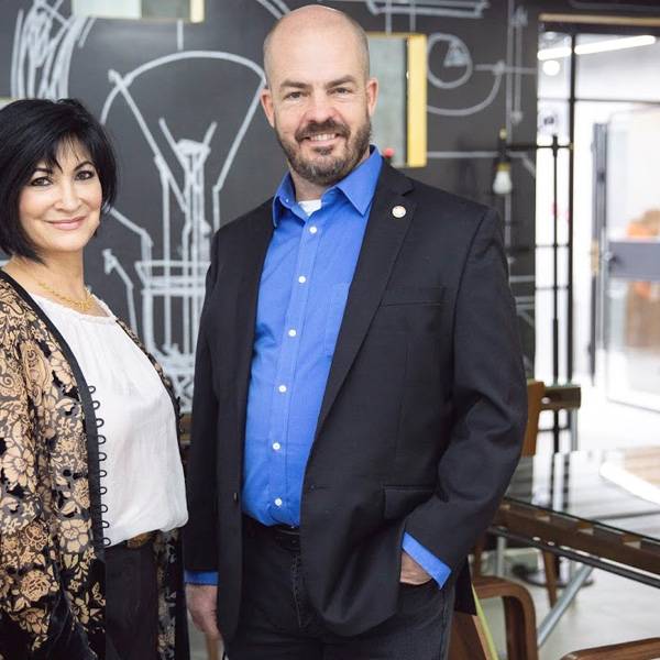 فيلورا ديراخشاني، المؤسس والرئيس التنفيذي لأكاديمية كريمسون العالمية، كيفن كويم، المدير التنفيذي ومؤسس شركة تيك رانس - الولايات المتحدة الأمريكية